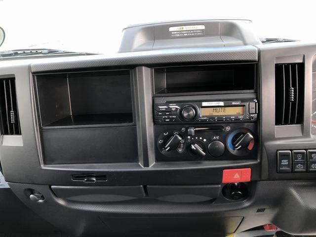 アトラストラック Wキャブ 平ボディ 新明和垂直パワーゲート付 6人乗り 1550kg積載 標準幅 10尺 低床 4ナンバー 5速MT 脱着式幌付(52枚目)