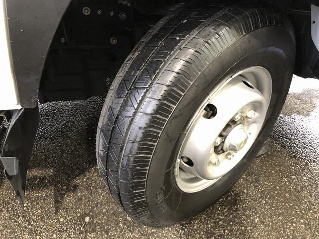 アトラストラック Wキャブ 平ボディ 新明和垂直パワーゲート付 6人乗り 1550kg積載 標準幅 10尺 低床 4ナンバー 5速MT 脱着式幌付(64枚目)