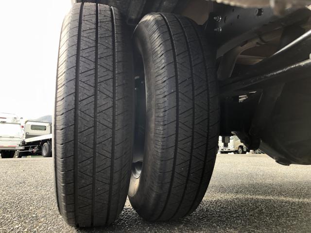 アトラストラック Wキャブ 平ボディ 新明和垂直パワーゲート付 6人乗り 1550kg積載 標準幅 10尺 低床 4ナンバー 5速MT 脱着式幌付(65枚目)