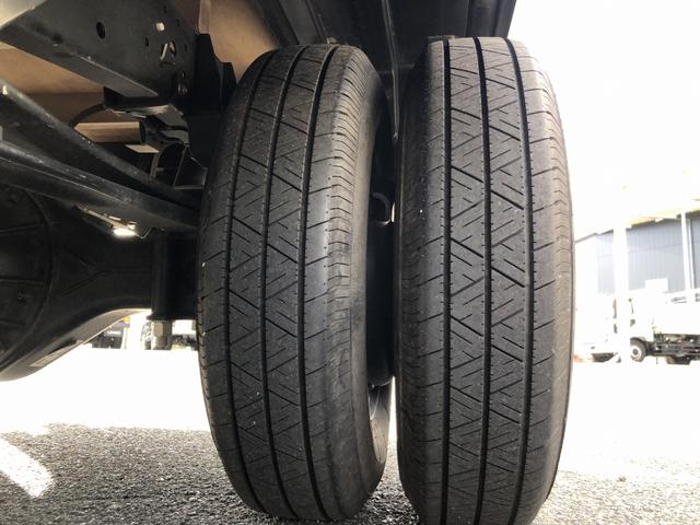 アトラストラック Wキャブ 平ボディ 新明和垂直パワーゲート付 6人乗り 1550kg積載 標準幅 10尺 低床 4ナンバー 5速MT 脱着式幌付(66枚目)