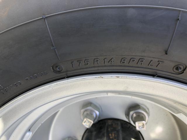 アトラストラック Wキャブ 平ボディ 新明和垂直パワーゲート付 6人乗り 1550kg積載 標準幅 10尺 低床 4ナンバー 5速MT 脱着式幌付(68枚目)