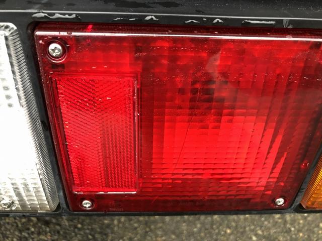 アトラストラック Wキャブ 平ボディ 新明和垂直パワーゲート付 6人乗り 1550kg積載 標準幅 10尺 低床 4ナンバー 5速MT 脱着式幌付(73枚目)