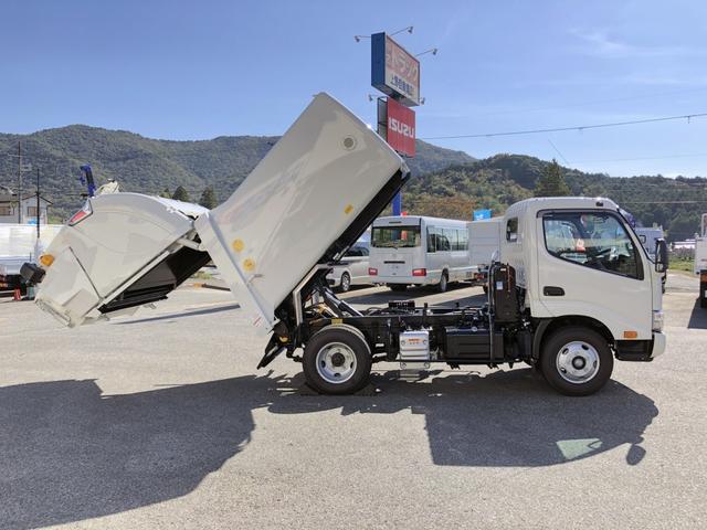 デュトロ 回転ダンプ式パッカー車 4.7m3 極東開発工業製 2トン積載 連続積込 汚水タンク付 標準幅 10尺規格 6速MT アドブルー不要 150馬力(5枚目)