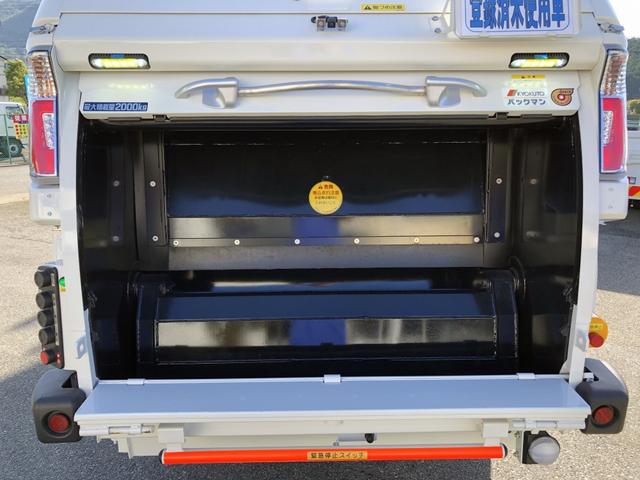 デュトロ 回転ダンプ式パッカー車 4.7m3 極東開発工業製 2トン積載 連続積込 汚水タンク付 標準幅 10尺規格 6速MT アドブルー不要 150馬力(15枚目)