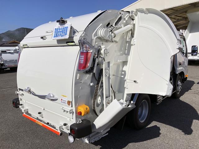 デュトロ 回転ダンプ式パッカー車 4.7m3 極東開発工業製 2トン積載 連続積込 汚水タンク付 標準幅 10尺規格 6速MT アドブルー不要 150馬力(30枚目)