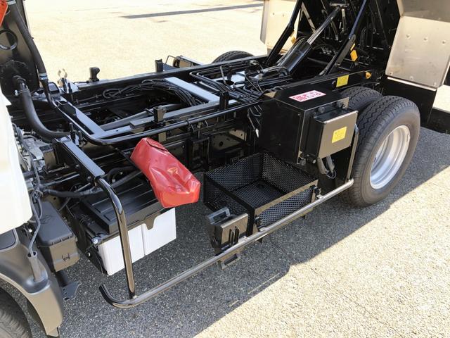 デュトロ 回転ダンプ式パッカー車 4.7m3 極東開発工業製 2トン積載 連続積込 汚水タンク付 標準幅 10尺規格 6速MT アドブルー不要 150馬力(35枚目)