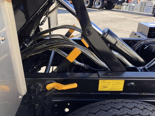 デュトロ 回転ダンプ式パッカー車 4.7m3 極東開発工業製 2トン積載 連続積込 汚水タンク付 標準幅 10尺規格 6速MT アドブルー不要 150馬力(38枚目)