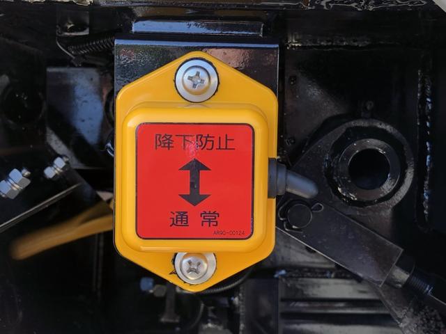 デュトロ 回転ダンプ式パッカー車 4.7m3 極東開発工業製 2トン積載 連続積込 汚水タンク付 標準幅 10尺規格 6速MT アドブルー不要 150馬力(52枚目)