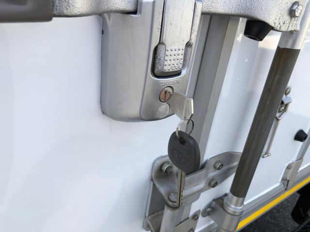 ダイナトラック パネルバン 保冷仕様 フルタイム4WD 950kg積載 須河車体 標準幅 10尺 全低床 リヤ4枚観音式扉 床板張り ラッシング2段(7枚目)