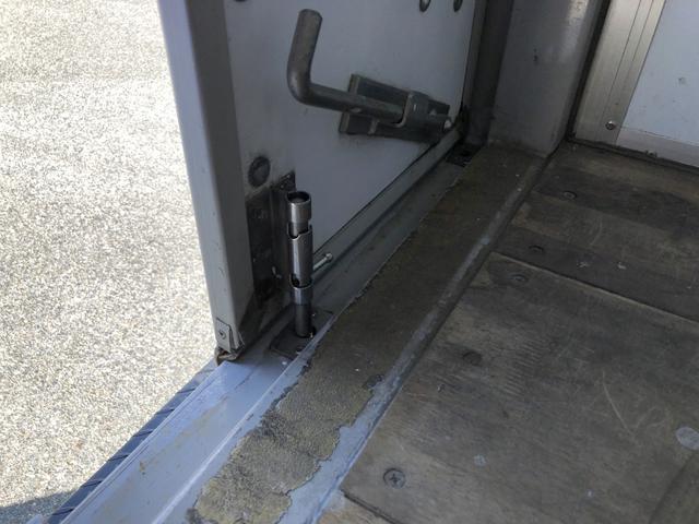 ダイナトラック パネルバン 保冷仕様 フルタイム4WD 950kg積載 須河車体 標準幅 10尺 全低床 リヤ4枚観音式扉 床板張り ラッシング2段(25枚目)