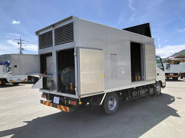 デュトロ 　移動電源車　明電舎イソノボデー製　三相３線　低電圧　２００ｋＶＡ　５５０Ａ　コマツ製ディーゼル発電機　ワイド　ロング　アドブルー不要（2枚目）