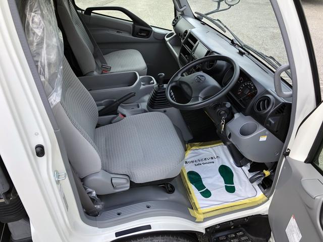 デュトロ 　移動電源車　明電舎イソノボデー製　三相３線　低電圧　２００ｋＶＡ　５５０Ａ　コマツ製ディーゼル発電機　ワイド　ロング　アドブルー不要（8枚目）