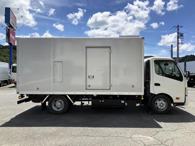 デュトロ 　移動電源車　明電舎イソノボデー製　三相３線　低電圧　２００ｋＶＡ　５５０Ａ　コマツ製ディーゼル発電機　ワイド　ロング　アドブルー不要（14枚目）