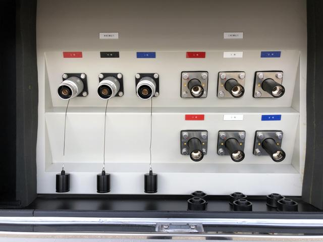 デュトロ 　移動電源車　明電舎イソノボデー製　三相３線　低電圧　２００ｋＶＡ　５５０Ａ　コマツ製ディーゼル発電機　ワイド　ロング　アドブルー不要（15枚目）