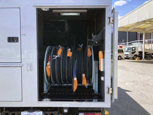 デュトロ 　移動電源車　明電舎イソノボデー製　三相３線　低電圧　２００ｋＶＡ　５５０Ａ　コマツ製ディーゼル発電機　ワイド　ロング　アドブルー不要（17枚目）