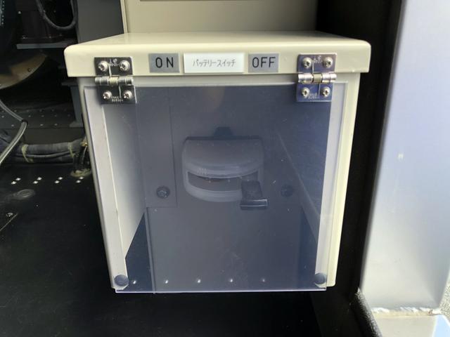 デュトロ 　移動電源車　明電舎イソノボデー製　三相３線　低電圧　２００ｋＶＡ　５５０Ａ　コマツ製ディーゼル発電機　ワイド　ロング　アドブルー不要（28枚目）