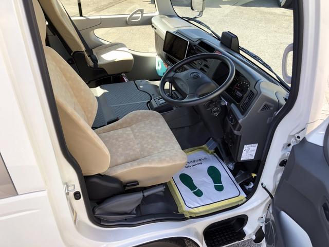 コースター 　マイクロバス　２７人乗り　ＬＸグレード　ロング　６速ＡＴ　自動スイング扉　全席シートベルト　トリコットシート　ラゲージスペース（8枚目）