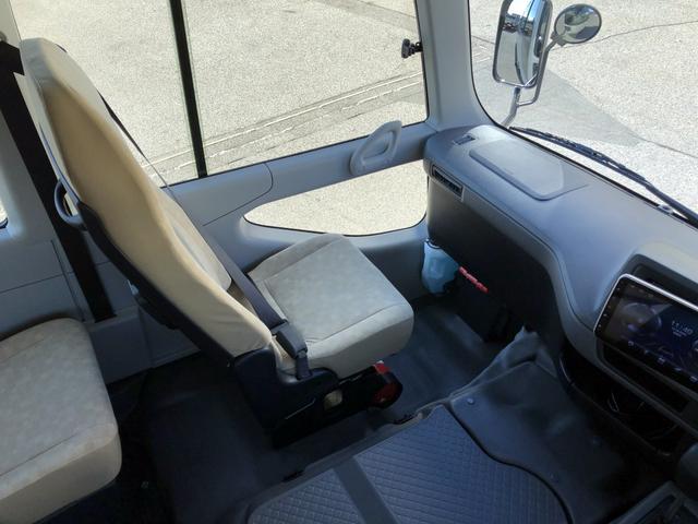 コースター 　マイクロバス　２７人乗り　ＬＸグレード　ロング　６速ＡＴ　自動スイング扉　全席シートベルト　トリコットシート　ラゲージスペース（26枚目）