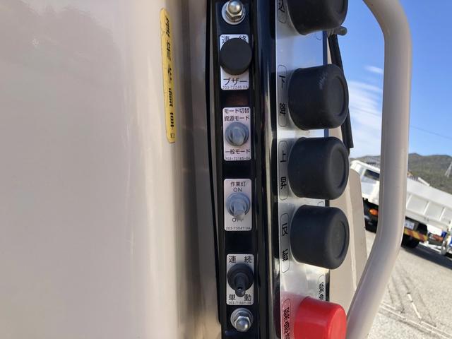 エルフトラック 　プレス式パッカー車　６．０ｍ３　新明和工業製　２９５０ｋｇ積載　連続積込　汚水タンク付　逆流防止装置　ワイド幅　１１尺ミドル　６速ＭＴ（11枚目）