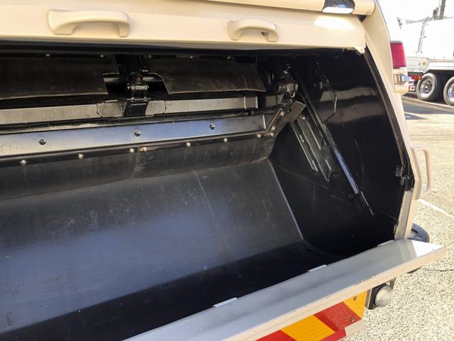 エルフトラック 　プレス式パッカー車　６．０ｍ３　新明和工業製　２９５０ｋｇ積載　連続積込　汚水タンク付　逆流防止装置　ワイド幅　１１尺ミドル　６速ＭＴ（15枚目）