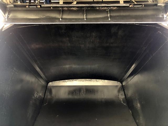 エルフトラック 　プレス式パッカー車　６．０ｍ３　新明和工業製　２９５０ｋｇ積載　連続積込　汚水タンク付　逆流防止装置　ワイド幅　１１尺ミドル　６速ＭＴ（18枚目）