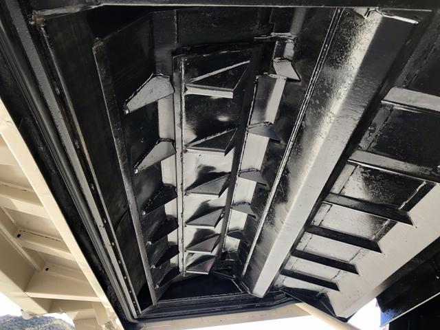 エルフトラック 　プレス式パッカー車　６．０ｍ３　新明和工業製　２９５０ｋｇ積載　連続積込　汚水タンク付　逆流防止装置　ワイド幅　１１尺ミドル　６速ＭＴ（20枚目）