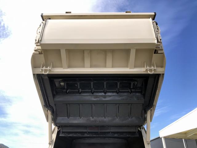 エルフトラック 　プレス式パッカー車　６．０ｍ３　新明和工業製　２９５０ｋｇ積載　連続積込　汚水タンク付　逆流防止装置　ワイド幅　１１尺ミドル　６速ＭＴ（21枚目）