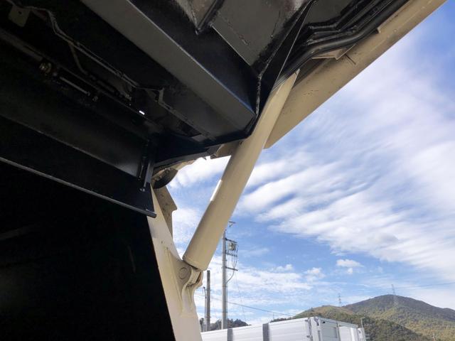 エルフトラック 　プレス式パッカー車　６．０ｍ３　新明和工業製　２９５０ｋｇ積載　連続積込　汚水タンク付　逆流防止装置　ワイド幅　１１尺ミドル　６速ＭＴ（23枚目）