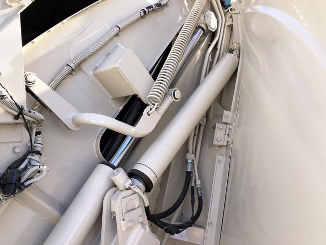 エルフトラック 　プレス式パッカー車　６．０ｍ３　新明和工業製　２９５０ｋｇ積載　連続積込　汚水タンク付　逆流防止装置　ワイド幅　１１尺ミドル　６速ＭＴ（31枚目）