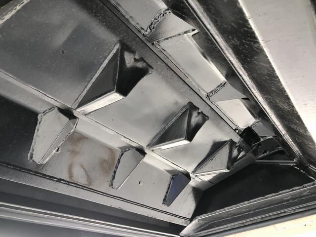 エルフトラック 　プレス式パッカー車　６．０ｍ３　新明和工業製　２９５０ｋｇ積載　連続積込　汚水タンク付　逆流防止装置　ワイド幅　１１尺ミドル　６速ＭＴ（76枚目）