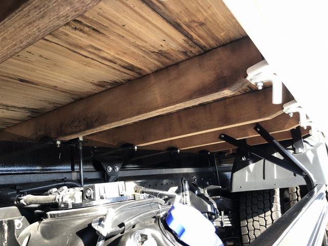 ヒノレンジャー 　増トン　４段クレーン付　古河ユニック製　７．７トン積載　ラジコン付　超ワイド角足アウトリガ　標準幅　ベッド付　木製あおり３方開　２４０馬力（46枚目）