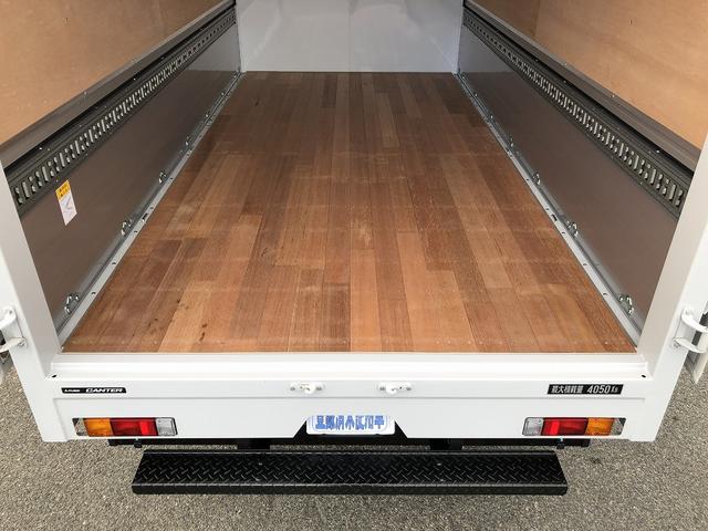 キャンター 　アルミウイング　４．０５ｔ積載　ワイド幅　ロング　全低床　１７５馬力　パブコ製　ラッシング２段　庫内長４．３ｍ　リヤ観音式扉　床板張り（16枚目）
