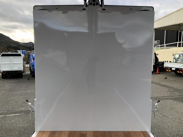 キャンター 　アルミウイング　４．０５ｔ積載　ワイド幅　ロング　全低床　１７５馬力　パブコ製　ラッシング２段　庫内長４．３ｍ　リヤ観音式扉　床板張り（17枚目）