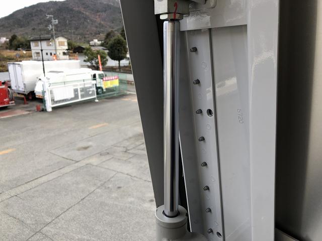 キャンター 　アルミウイング　４．０５ｔ積載　ワイド幅　ロング　全低床　１７５馬力　パブコ製　ラッシング２段　庫内長４．３ｍ　リヤ観音式扉　床板張り（25枚目）