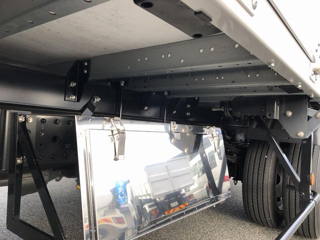 キャンター 　アルミウイング　４．０５ｔ積載　ワイド幅　ロング　全低床　１７５馬力　パブコ製　ラッシング２段　庫内長４．３ｍ　リヤ観音式扉　床板張り（43枚目）