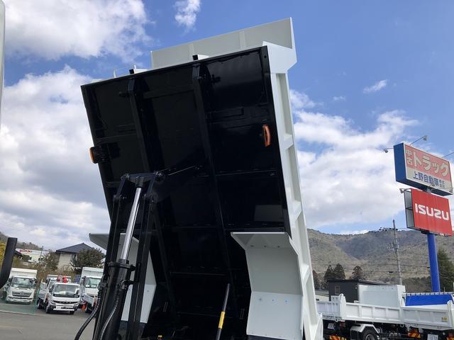 ファイター 　増トン　土砂ダンプ　新明和工業製　７．９トン積載　容積４．０ｍ３　標準幅　ベッド付　３．４ｍボディ　角底　強化一方開　２４０馬力（20枚目）