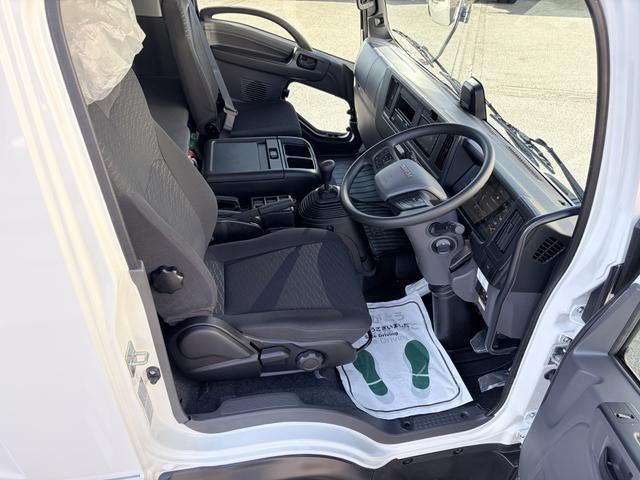 フォワード 　アルミウイング　２．９トン積載　日本フルハーフ製　アルミコルゲート　あおり開閉補助装置　ラッシング２段　ワイド　ベッド付　６．２ｍボディ　２１０馬力（8枚目）