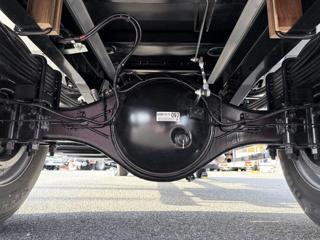 フォワード 　アルミウイング　２．９トン積載　日本フルハーフ製　アルミコルゲート　あおり開閉補助装置　ラッシング２段　ワイド　ベッド付　６．２ｍボディ　２１０馬力（10枚目）