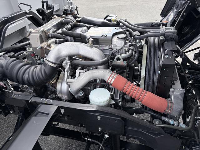 フォワード 　アルミウイング　２．９トン積載　日本フルハーフ製　アルミコルゲート　あおり開閉補助装置　ラッシング２段　ワイド　ベッド付　６．２ｍボディ　２１０馬力（11枚目）