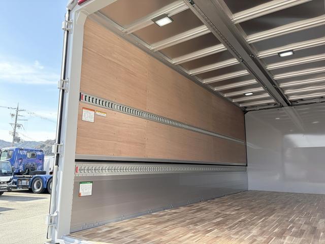 フォワード 　アルミウイング　２．９トン積載　日本フルハーフ製　アルミコルゲート　あおり開閉補助装置　ラッシング２段　ワイド　ベッド付　６．２ｍボディ　２１０馬力（13枚目）