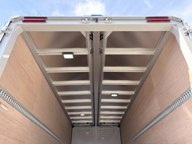 フォワード 　アルミウイング　２．９トン積載　日本フルハーフ製　アルミコルゲート　あおり開閉補助装置　ラッシング２段　ワイド　ベッド付　６．２ｍボディ　２１０馬力（15枚目）