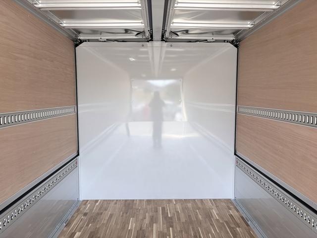 フォワード 　アルミウイング　２．９トン積載　日本フルハーフ製　アルミコルゲート　あおり開閉補助装置　ラッシング２段　ワイド　ベッド付　６．２ｍボディ　２１０馬力（17枚目）