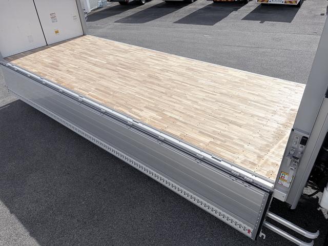 フォワード 　アルミウイング　２．９トン積載　日本フルハーフ製　アルミコルゲート　あおり開閉補助装置　ラッシング２段　ワイド　ベッド付　６．２ｍボディ　２１０馬力（19枚目）