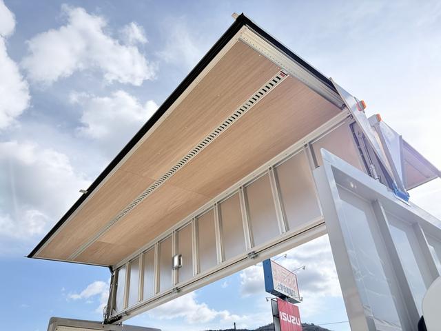 フォワード 　アルミウイング　２．９トン積載　日本フルハーフ製　アルミコルゲート　あおり開閉補助装置　ラッシング２段　ワイド　ベッド付　６．２ｍボディ　２１０馬力（20枚目）