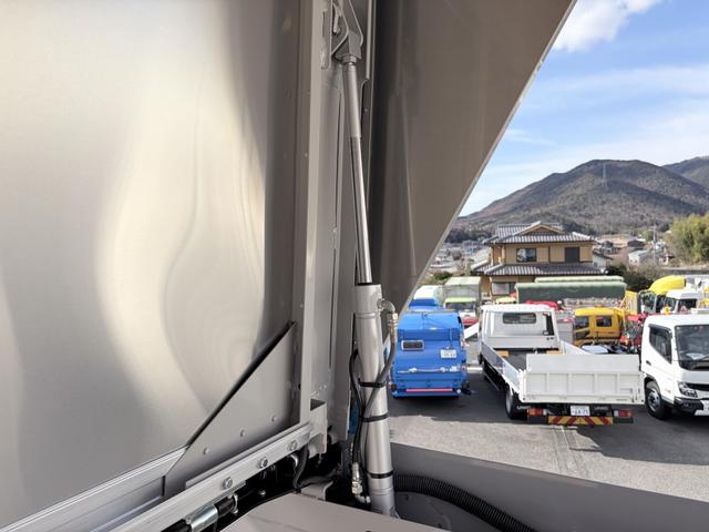 フォワード 　アルミウイング　２．９トン積載　日本フルハーフ製　アルミコルゲート　あおり開閉補助装置　ラッシング２段　ワイド　ベッド付　６．２ｍボディ　２１０馬力（23枚目）