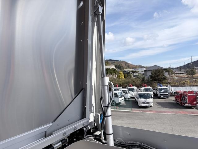 フォワード 　アルミウイング　２．９トン積載　日本フルハーフ製　アルミコルゲート　あおり開閉補助装置　ラッシング２段　ワイド　ベッド付　６．２ｍボディ　２１０馬力（24枚目）