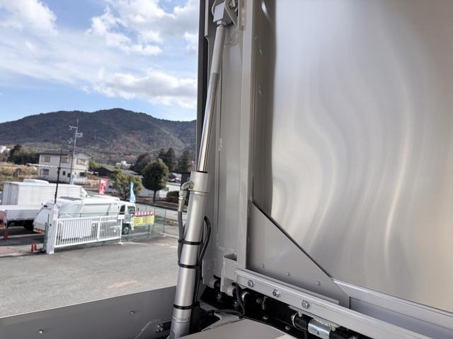 フォワード 　アルミウイング　２．９トン積載　日本フルハーフ製　アルミコルゲート　あおり開閉補助装置　ラッシング２段　ワイド　ベッド付　６．２ｍボディ　２１０馬力（25枚目）