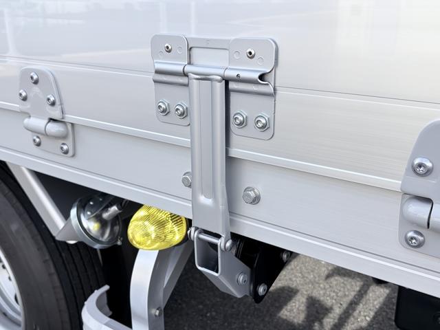 フォワード 　アルミウイング　２．９トン積載　日本フルハーフ製　アルミコルゲート　あおり開閉補助装置　ラッシング２段　ワイド　ベッド付　６．２ｍボディ　２１０馬力（27枚目）