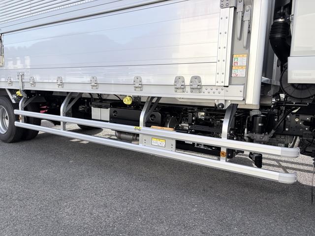 フォワード 　アルミウイング　２．９トン積載　日本フルハーフ製　アルミコルゲート　あおり開閉補助装置　ラッシング２段　ワイド　ベッド付　６．２ｍボディ　２１０馬力（38枚目）