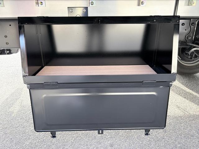 フォワード 　アルミウイング　２．９トン積載　日本フルハーフ製　アルミコルゲート　あおり開閉補助装置　ラッシング２段　ワイド　ベッド付　６．２ｍボディ　２１０馬力（40枚目）